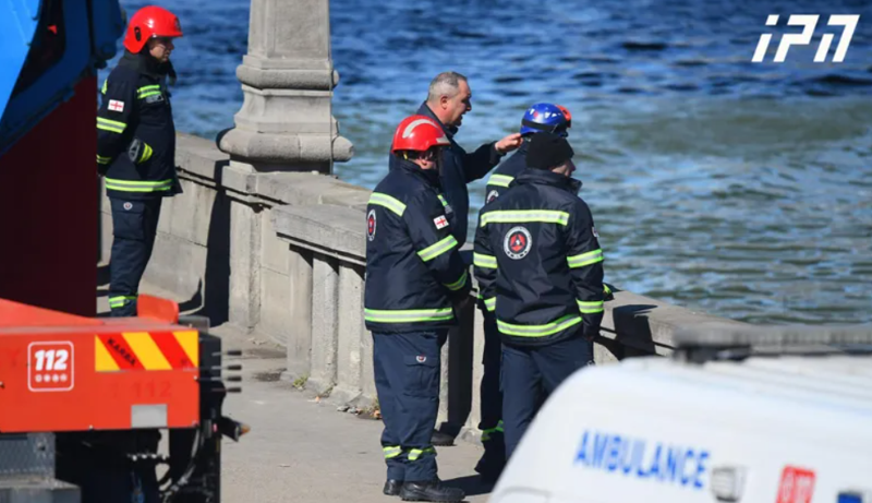 თბილისში, მტკვარში მანქანა გადავარდა - ამოყვანილია ერთი მგზავრი: არსებული ინფორმაციით, ავტომობილში კიდევ რამდენიმე პირი იმყოფებოდა