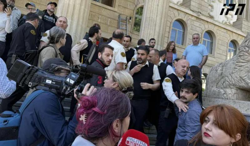 ხმაური და  შეხლა-შემოხლა სასამართლოში - ერთმანეთს ნიკუშა კაციას ოჯახის წევრები და მანდატურის თანამშრომლები დაუპირისპირდნენ