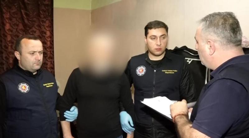 "გავაჩერე მანქანა, კარებში მოვაყოლე თავი და..." - "ქურდული გარჩევები" და 8 დაკავებული: 3 პირს ბრალი დაუსწრებლად წარედგინა