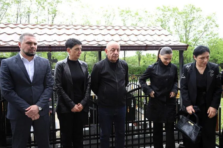 აფხაზეთის მთავრობის წარმომადგენლებმა გიგა ოთხოზორიას ხსოვნას პატივი მიაგეს