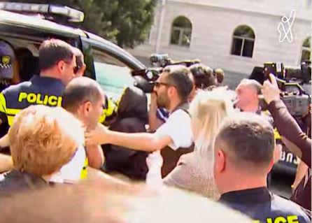 თბილისის საქალაქო სასამართლოსთან მოქალაქეები არიან შეკრებილები - არსებული ინფორმაციით, პოლიციამ ერთი პირი დააკავა