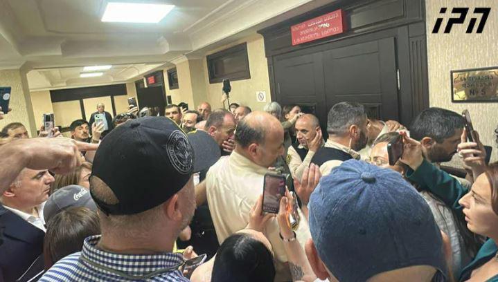 თბილისის საქალაქო სასამართლოს შენობაში, სადაც ზურაბ ჯაფარიძის წინასასამართლო სხდომა უნდა გაიმართოს, ხმაურია