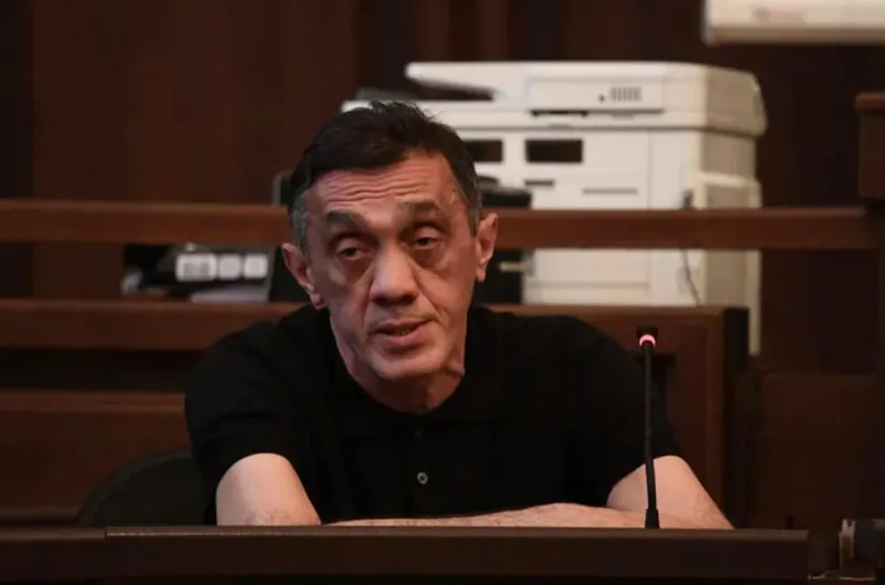 “ნივთების სროლა დაიწყეს, იყო ქვები, ერთი შუბლის არეში მომხვდა...“ - ზვიად ცეცხლაძისა და კიდევ 7 ბრალდებულის საქმეზე მოწმე პოლიციელი