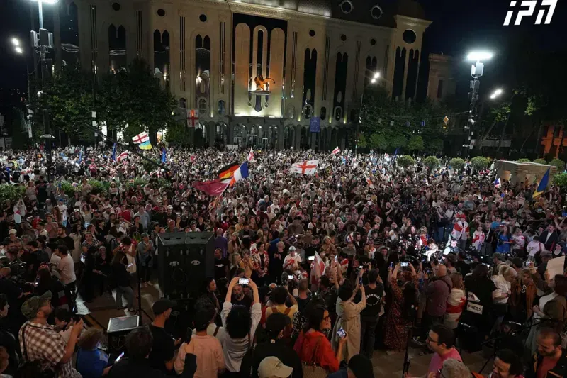 რუსთაველის გამზირზე 26 მაისთან დაკავშირებით ღონისძიება - "საქართველო კვლავ დაგიცავ“ მიმდინარეობს - მოქალაქეებს სალომე ზურაბიშვილი მიმართავს