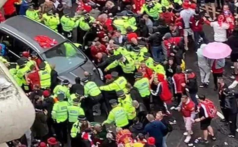 ლივერპულში, სადაც ფანები "ლივერპულის" ჩემპიონობას აღნიშნავდნენ, მანქანა ხალხში შევარდა - რა დეტალები ხდება ცნობილი