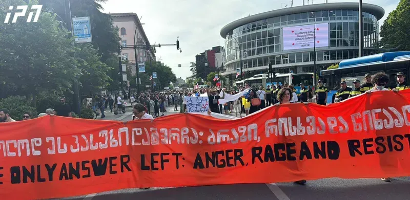 კულტურის სფეროს წარმომადგენლები და პატიმრების ოჯახის წევრები აქცია მსვლელობას მართავენ