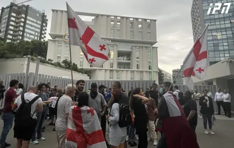 “ქართული ოცნების” ცენტრალურ ოფისთან საპროტესტო აქცია მიმდინარეობს