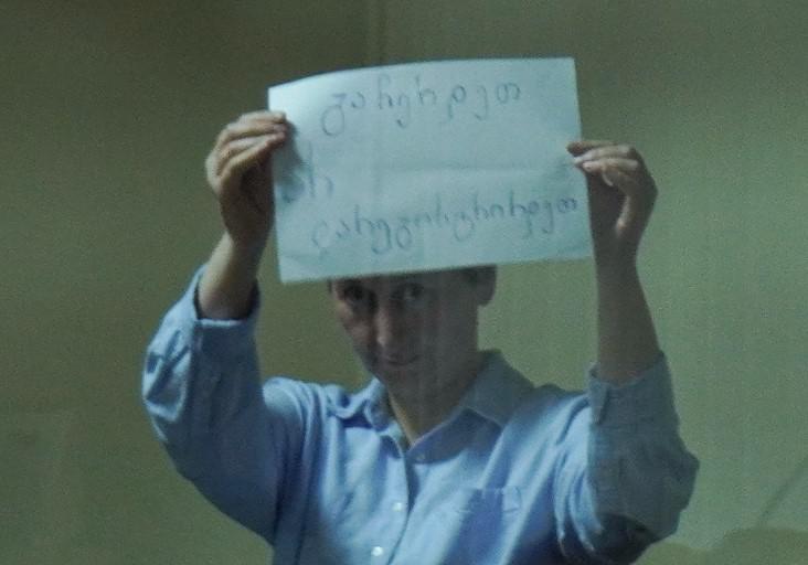 “არ გაჩერდე, არ დარეგისტრირდეთ” - ბათუმის საქალაქო სასამართლოში მზია ამაღლობელის საქმის განხილვა დასრულდა