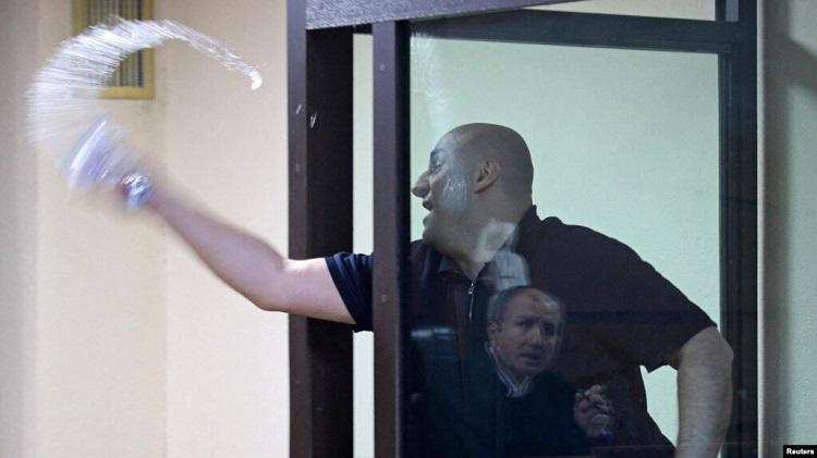 მოსამართლისთვის წყლის შესხმის ფაქტზე, სავარაუდოდ, ნიკა მელიას ბრალდებას წარუდგენენ - რას აცხადებს ადვოკატი