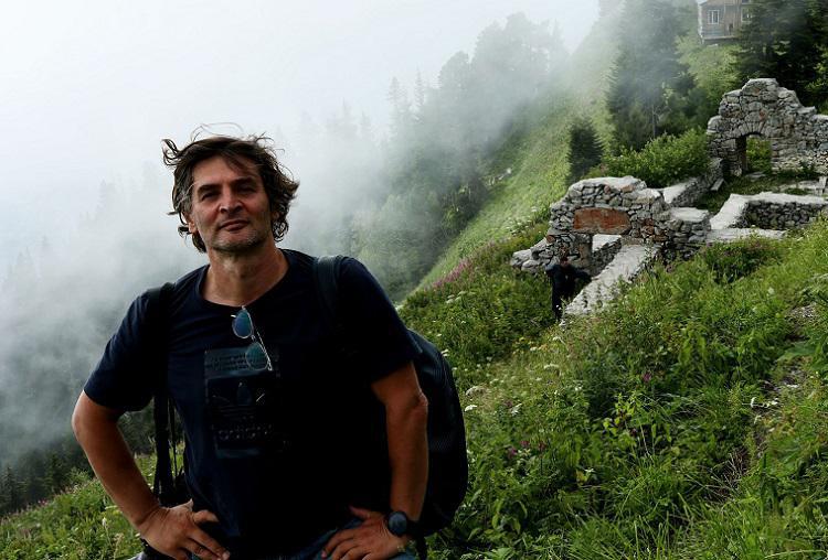 “გზის გადაკეტვის ბრალდებით 5 000 ლარით დამაჯარიმეს. მე, რომელიც კანონმორჩილი მოქალაქე ვარ და დღენიადაგ ამისკენ მოვუწოდებ ყველას. სიამოვნებით ვიხილავდი მოსამართლეს დასანქცირებულთა სიაში“ - გოგა ჩანადირი