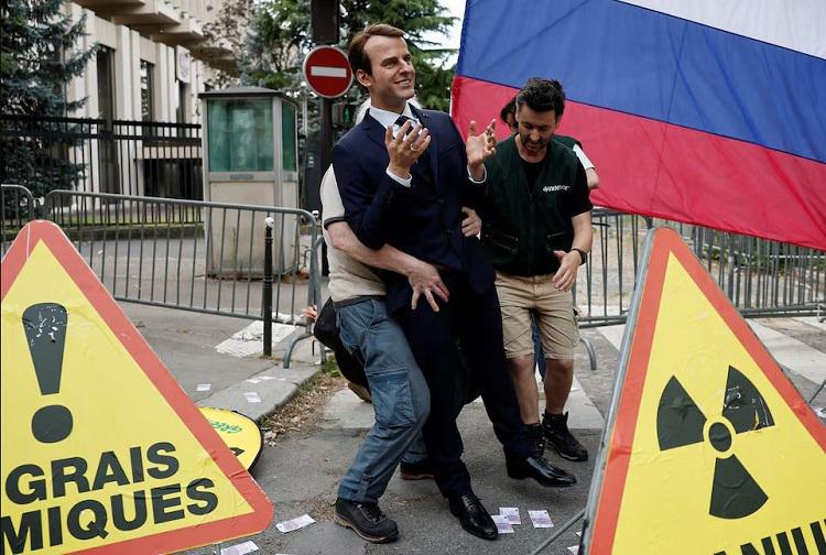 აქტივისტებმა პარიზის მუზეუმიდან ემანუელ მაკრონის ცვილის ფიგურა მოიპარეს და რუსეთის საელჩოსთან დადგეს - რა გააპროტესტა Greenpeace-მა?