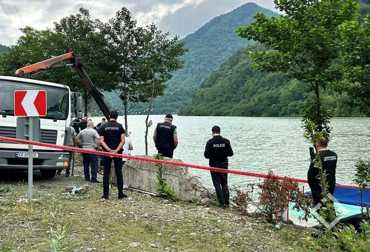 ხელვაჩაურში, კაცი საკუთარ მანქანაში ჩაცხრილეს, კვალის წაშლის მიზნით კი  მანქანა მდინარეში გადააგდეს - აჭარის მედია სასტიკი მკვლელობის შესახებ წერს