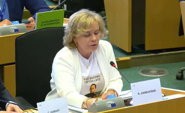 “იბრძოლეთ, სანამ ძალიან გვიან არ არის“ - რასა იუკნევიჩიანე ევროპარლამენტში მზია ამაღლობელის გამოსახულებიანი მაისურით მივიდა