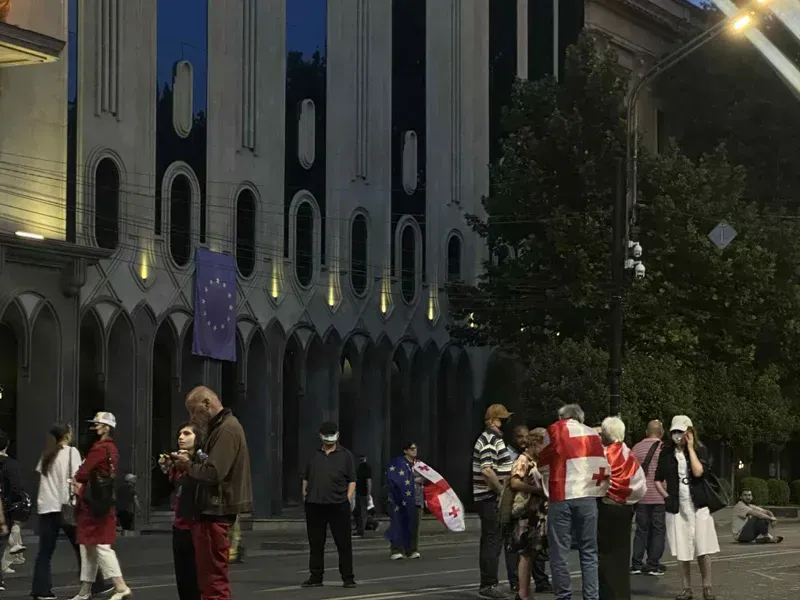 პარლამენტთან საპროტესტო აქცია მიმდინარეობს