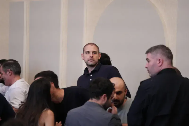 "მოწმე ლაპარაკობს რაღაც ფამილიარულად, ხელების ქნევით და თითების ბაკუნით - ეს გამაღიზიანებელია" - ანდრო ჭიჭინაძე გამომძიებელზე