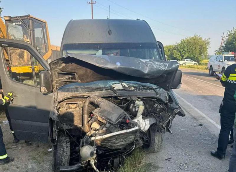 ყვარელში ავტომობილისა და მიკროავტობუსის შეჯახების შედეგად 14 ადამიანი დაშავდა - რა დეტალები ხდება ცნობილი