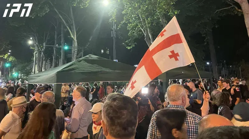 აქციის მონაწილეებმა ჭავჭავაძის გამზირზე, თსუ-სთან 2 კარავი გაშალეს