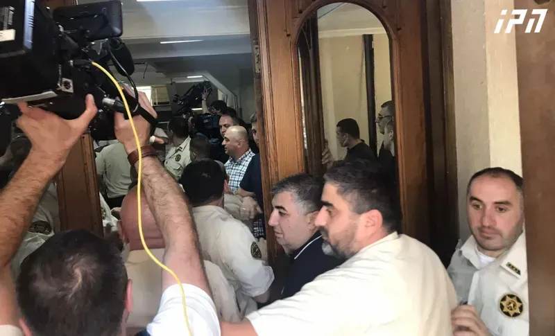 ფიზიკური დაპირისპირება სასამართლოში - რა ხდებოდა მათე დევიძის განაჩენის გამოცხადების შემდეგ?