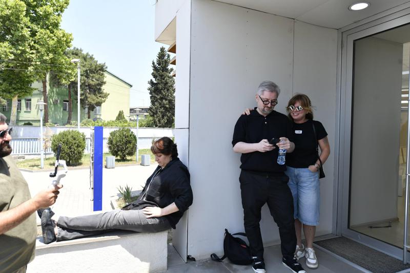 ფოტოები რუსთავის მე-12 საპატიმროდან, სადაც ნიკა გვარამია მეუღლესთან და თანაგუნდელებთან ერთად მივიდა - რა ხდება ადგილზე