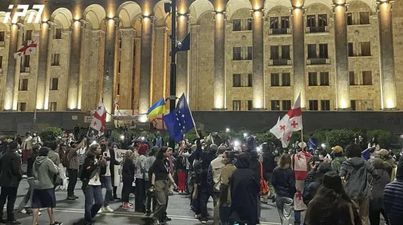 პარლამენტთან საპროტესტო აქცია მიმდინარეობს