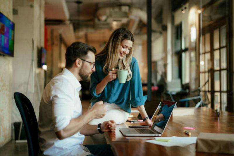 მარტივი კომპლიმენტით მას ვერ მოხიბლავთ, რაიმე ორიგინალური უთხარით - სამსახურებრივი რომანი ანუ როგორ მოვხიბლოთ ჩვენი კოლეგა