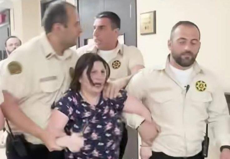 სამოქალაქო აქტივისტი ნინო დათაშვილი დააკავეს - შსს-ს ინფორმაციით, საქმე 9 ივნისს, თბილისის საქალაქო სასამართლოში, მანდატურისთვის ფიზიკური შეურაცხყოფის მიყენებას ეხება