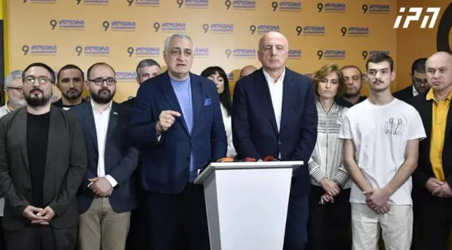 "ზურასაც, ნიკასაც და ნიკასაც, ჩვენს მეგობრებს ციხეში დავუმტკიცებ, რომ თბილისის დაბრუნება შეგვიძლია თუ ყველა გამოვალთ - ახლა სახლში ჯდომა, ხელების და ყურების ჩამოყრა დანაშაულია... ეს უნდა ივანიშვილს" - მამუკა ხაზარაძე