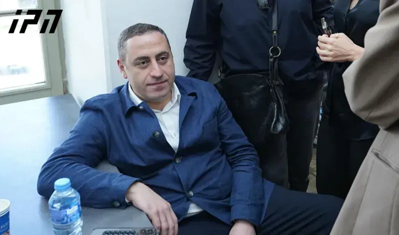 "სამართალდამცავებს დაველოდები აქ, ჩემს მეგობრებთან" - რა ხდება "სტრატეგია აღმაშენებლის" ოფისში: გიორგი ვაშაძის განცხადება განაჩენის შემდეგ