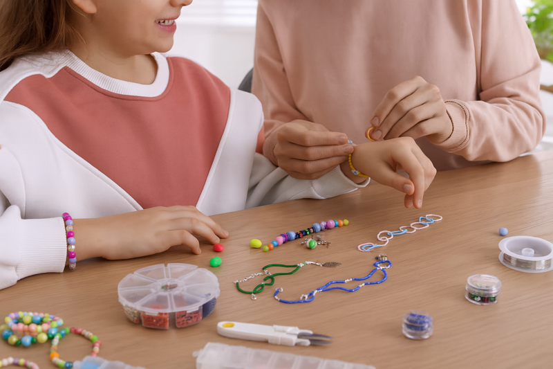 ზაფხული გაჯეტების გარეშე: 5 ხელსაქმე, რომელიც ბავშვებს გაართობს და განვითარებაშიც დაეხმარება