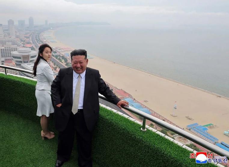 კიმ ჩენ ინმა 20 000 ტურისტზე გათვლილი პირველი საზღვაო კურორტი გახსნა (ფოტოები)