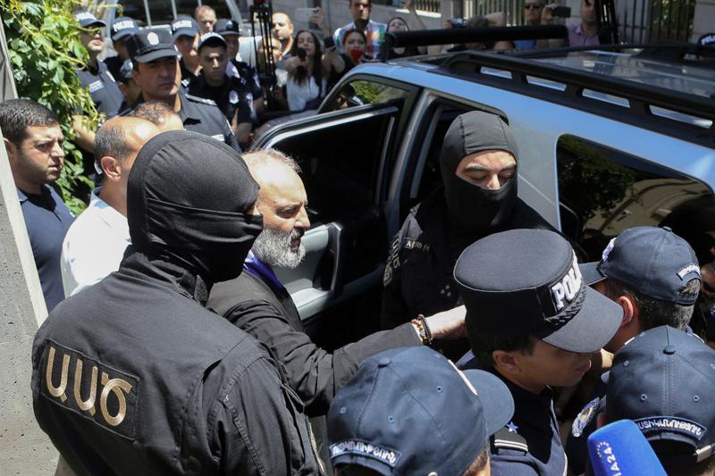 მთავარეპისკოპოსის დასაკავებლად პოლიცია ეჩმიაძინის საკათედრო ტაძარში შევიდა - რა ხდება სომხეთში?