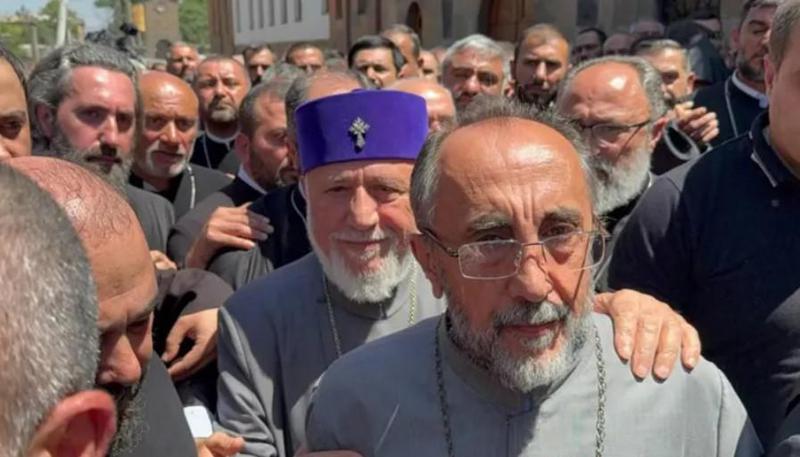 სომხეთის მთავარეპისკოპოსი მიქაელ აჯაფახიანი საგამოძიებო კომიტეტში გამოცხადდება - რას წერს სომხური მედია