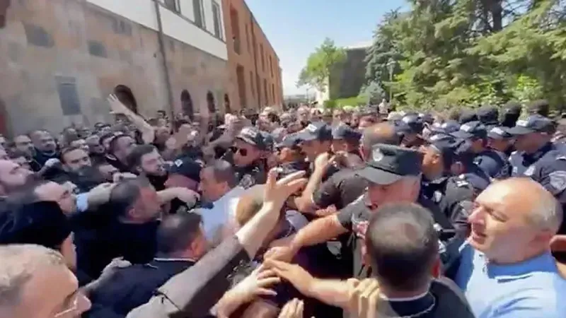 შეტაკება პოლიციასა და სასულიერო პირებს შორის, ეჩმიაძინში სპეცრაზმი შევიდა - განახლებული ინფორმაცია სომხეთში არსებულ ვითარებაზე (ვიდეო)