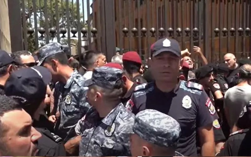 სპეცრაზმის ავტომობილმა ეჩმიაძინის ტაძრის ტერიტორია დატოვა, თუმცა ვითარება კვლავ დაძაბულია - ბოლო ცნობები სომხეთიდან