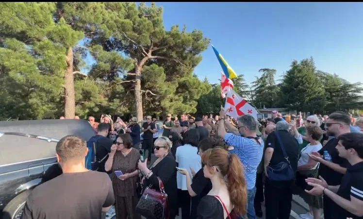 უკრაინაში გარდაცვლილი ქართველი მებრძოლი, ვანო ნადირაძე საქართველოში ჩამოასვენეს
