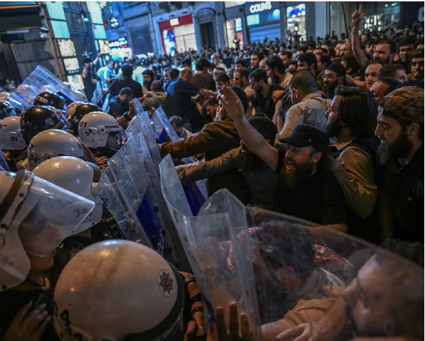 არეულობა კარიკატურის გამო - თურქეთში დემონსტრანტებსა და პოლიციას შორის შეტაკება მოხდა, მხატვარი კი დაკავებულია