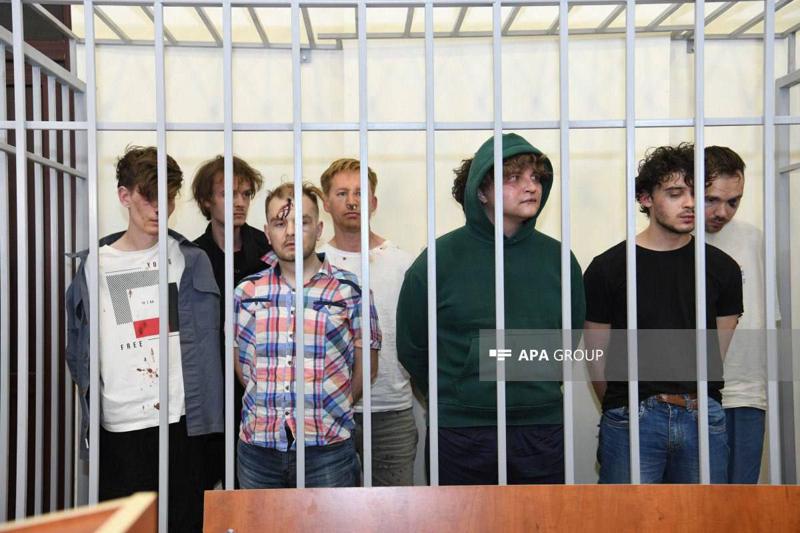 ვინ არიან აზერბაიჯანში დაკავებული რუსები - ვრცელდება ფოტომასალა სასამართლო დარბაზიდან: "მათ ცემისა და წამების კვალი აღენიშნებათ"