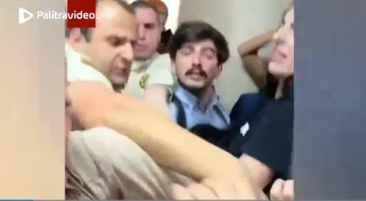 ხმაური თბილისის საქალაქო სასამართლოში - დაპირისპირება მანდატურის სამსახურსა და მოქალაქეებს შორის მოხდა (ვიდეო)