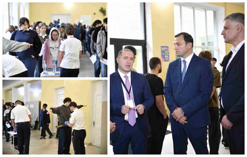 ერთიანი ეროვნული გამოცდები დაიწყო - ფოტოები საგამოცდო ცენტრიდან