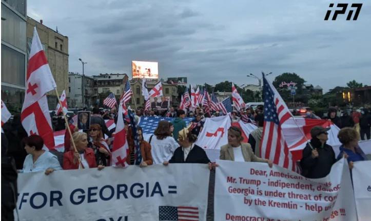 თბილისში აშშ-ის დამოუკიდებლობის დღისადმი მიძღვნილი მარში მიმდინარეობს