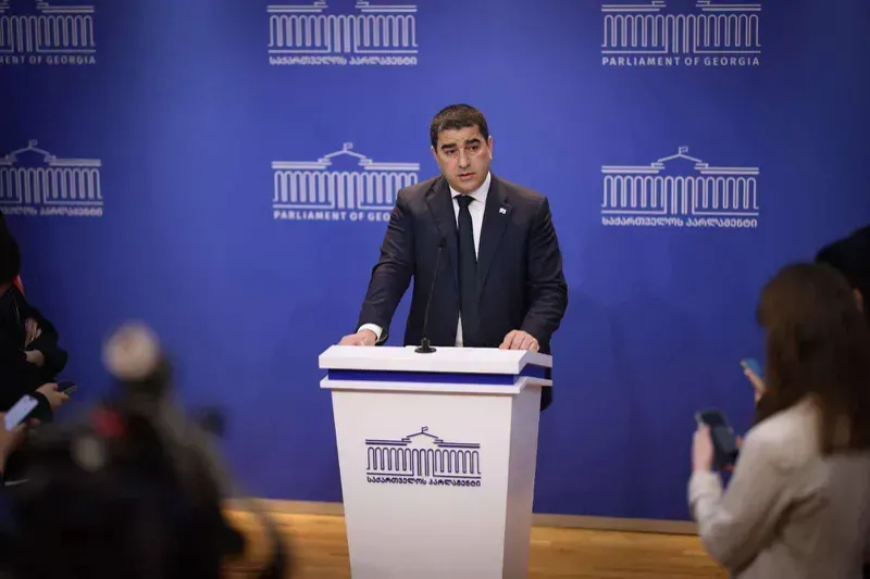 "სიტუაცია გარკვეულია: არ იდგა იქ რუსეთის საოკუპაციო ჯარი, ახლა დგას - გახარიას შეუძლია, იმის გამო, რომ იმ მომენტში სიტუაციიდან გამოძვრეს, "მამალი ტყუილი“ თქვას" - პაპუაშვილი ჩორჩანაზე