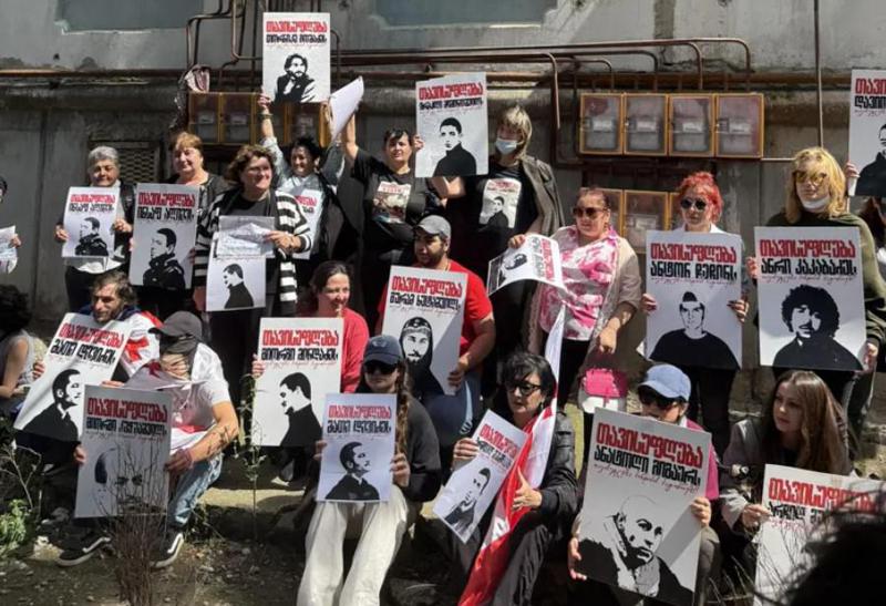 რუსთავში საპროტესტო აქცია ლოზუნგით: “თავისუფლება რეჟიმის ტყვეებს!“ გაიმართა