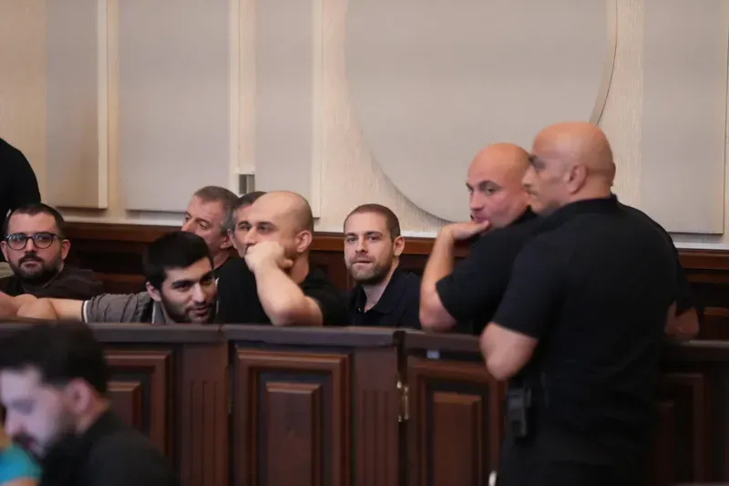 "ბრალდებულებს არ ვიცნობ, ვერც დაგიდასტურებთ და ვერც უარვყოფ, რომ მათი ნასროლი პიროტექნიკისგან დავზიანდი" - გდდ-ს თანამშრომელი აქციებზე დაკავებული 11 პირის პროცესზე