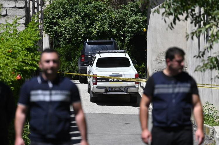 სახლში, სადაც არსებული ინფორმაციით, თორნიკე რიჟვაძემ თვითმკვლელობა სცადა, საგამოძიებო მოქმედებები მიმდინარეობს - ფოტოები ადგილიდან