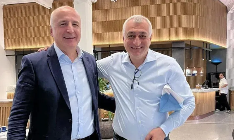 "35 წელი ჩვენს სამუშაო ოთახებს კედელი ყოფდა, 30 წელი ბიზნესში და ბოლო 5 წელი პარტიაში, ციხეშიც გვერდიგვერდ ვართ" - ხაზარაძე ჯაფარიძეზე