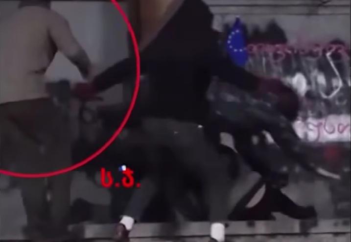 რა ვიდეოკადრებს ავრცელებს პროკურატურა პოლიციელზე თავდასხმაში ბრალდებულ 19 წლის საბა ჯიქიასთან დაკავშირებით?