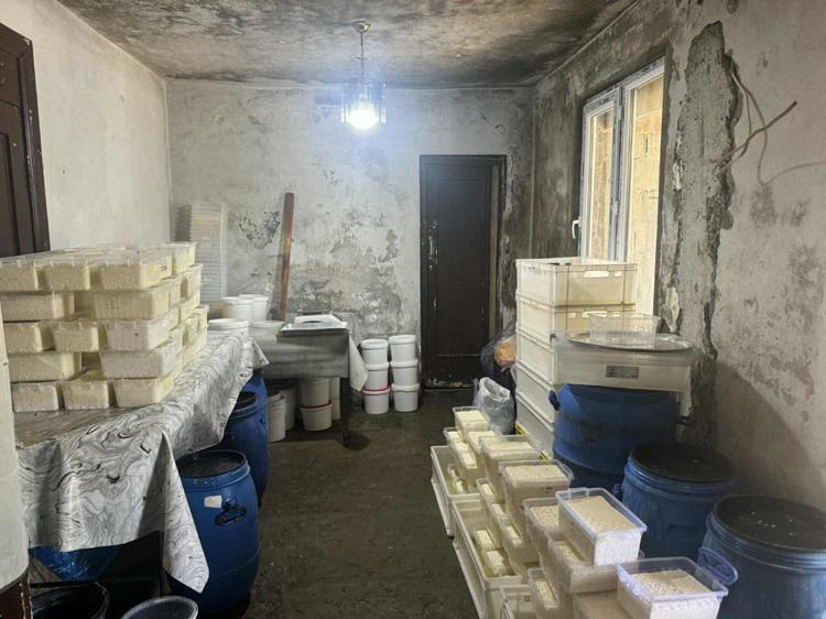 ამოღებულია 250 კგ ყველი და 192 ქილა მაწონი - სურსათის ეროვნულმა სააგენტომ ქობულეთში რძის გადამამუშავებელი არარეგისტრირებული საწარმო გამოავლინა