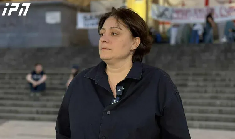 "რევოლუციასაც იმსახურებენ და ის შეიძლება მოხდეს კიდეც, მაგრამ თუ არ მოხდა, ხომ არ ვნებდებით? არა, მათ ვაცლით ლეგიტიმაციას, რომ ვეღარ შეძლონ ფუნქციონირება" - ელენე ხოშტარია