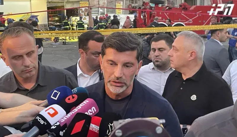 სადგურის მოედანზე, სადაც კორპუსში ნგრევა მოხდა, გელა გელაძე და კახი კალაძე იმყოფებიან