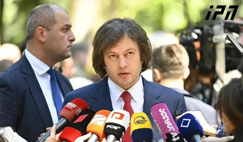 "არიან ადამიანები, რომლებიც ეჭვმიტანილები არიან კორუფციაში, მოუწიათ გუნდის დატოვება და ცდილობენ, პიარული მანევრებით გადაფარონ ბრალდებები, ამისათვის ურიგებენ ფულს ხაბეიშვილს, მელაძეს და სხვებს" - ირაკლი კობახიძე
